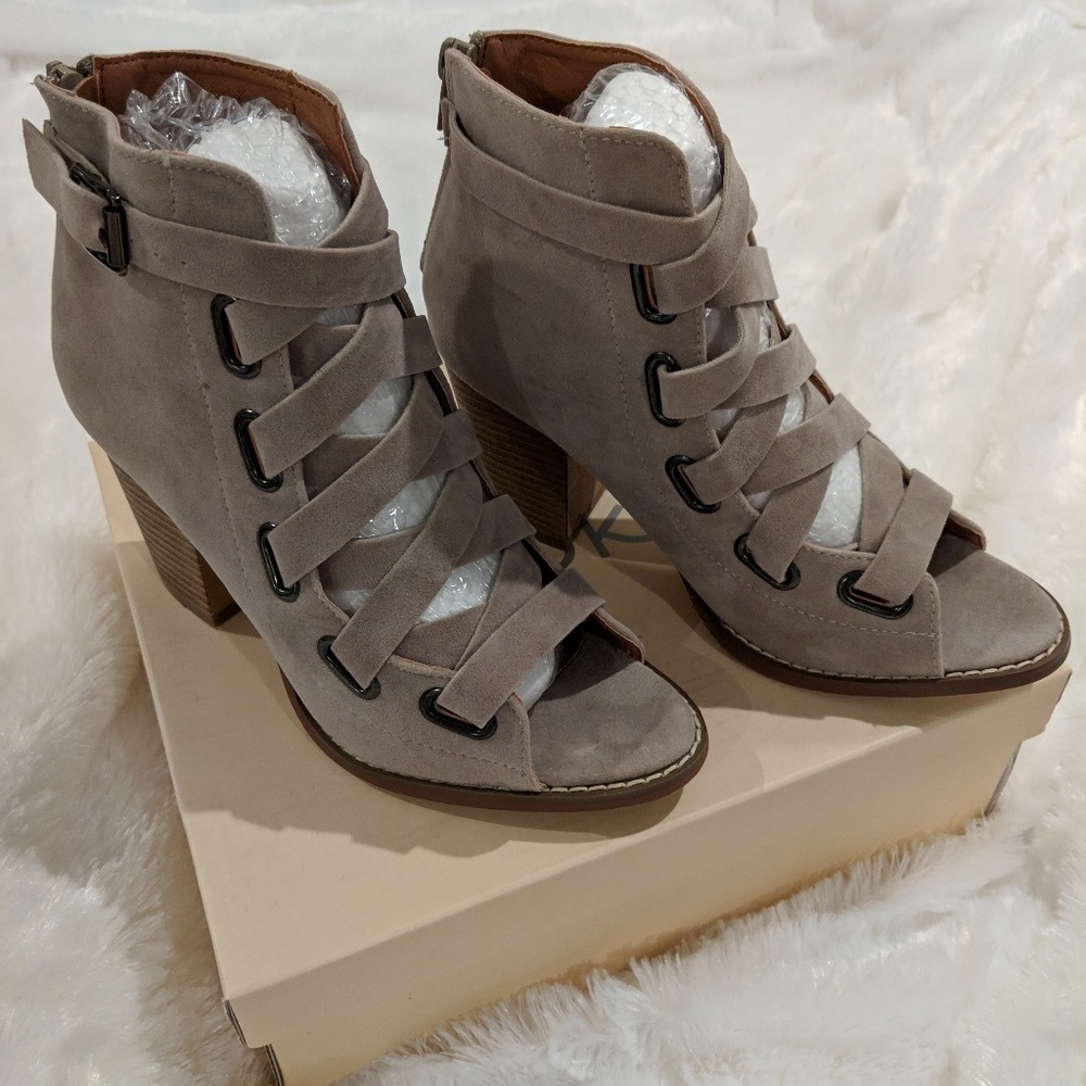 Cute gray laced booties 👢